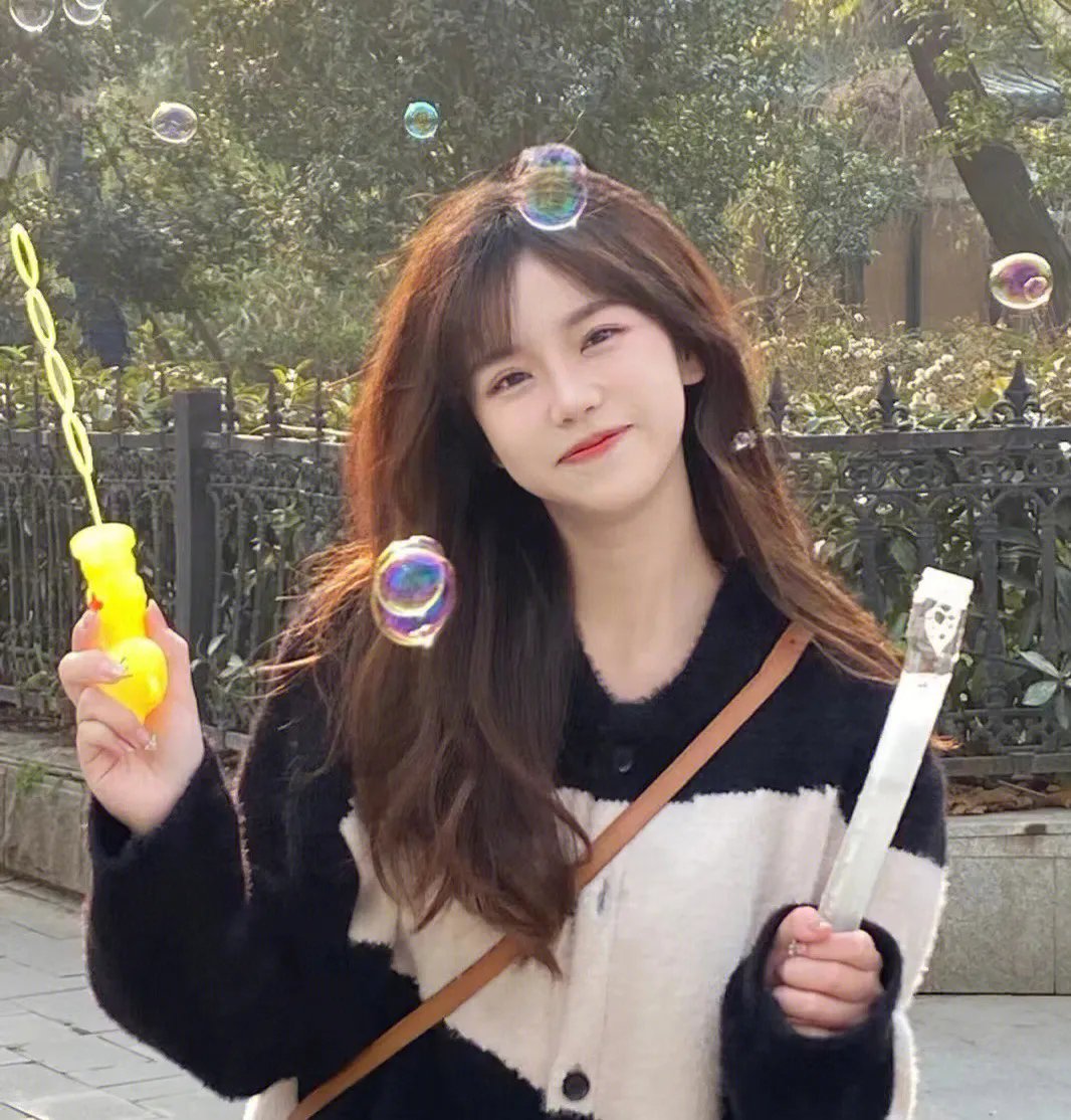 穿盔甲的少女